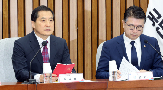 박대출(왼쪽) 국민의힘 정책위의장과 장상윤 교육부 차관이 12일 국회 본청에서 열린 '교원 대상 무분별한 아동학대 신고에 대응한 아동학대처벌법 개정' 관련 당정협의회에 참석해 있다.<연합뉴스>